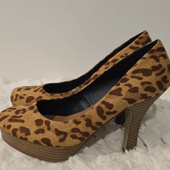 G by Guess Women's Size 7 Tan Leopard Print Platform Heels - Picture 5 of 8